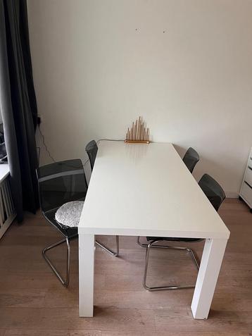 Tafel met 4 stoelen en lade kast beschikbaar voor biedingen