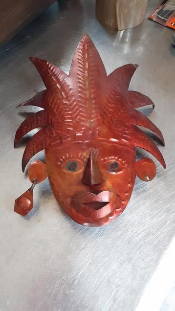Masker van blik beschikbaar voor biedingen