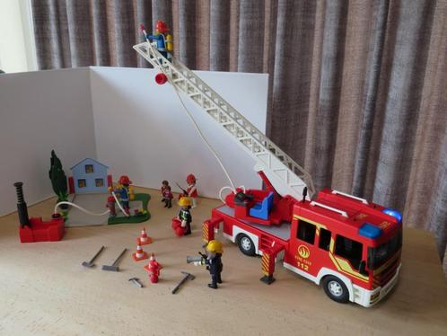 playmobil brandweer ladderwagen, huis in vlam, waterpomp, Kinderen en Baby's, Speelgoed | Playmobil, Zo goed als nieuw, Complete set