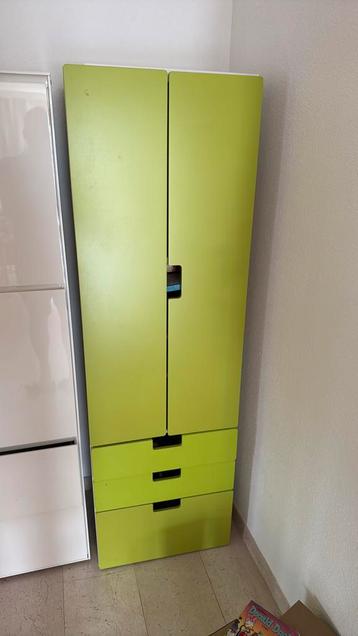 IKEA kast voorzien van lades en planken en hangroede beschikbaar voor biedingen