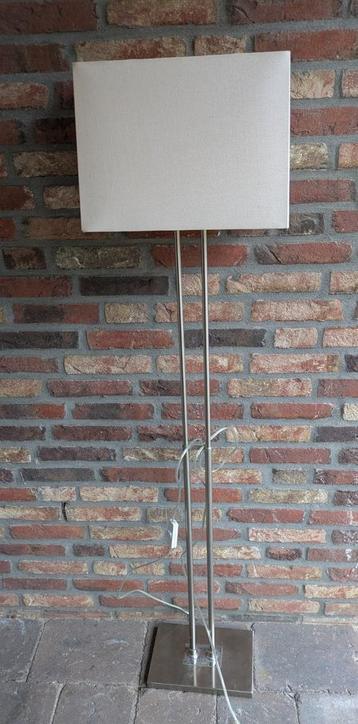 Vloerlamp met schakelaar 142 cm hoog beschikbaar voor biedingen