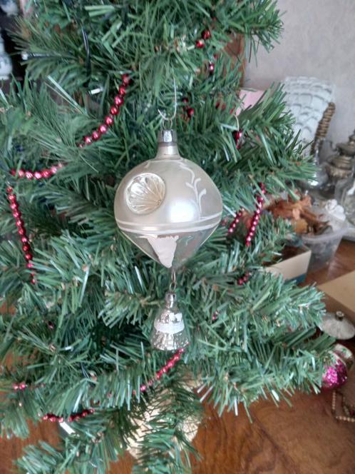 oude zilver kleurige glazen deukbal met belletje eronder, Diversen, Kerst, Gebruikt, Ophalen of Verzenden