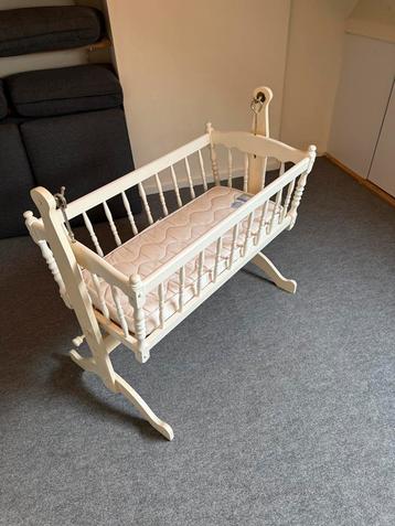 Vintage baby wieg beschikbaar voor biedingen