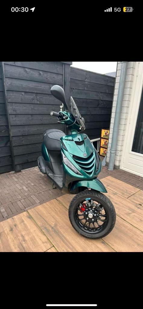 Scooter verkopen, Fietsen en Brommers, Scooters | Piaggio, Zo goed als nieuw, Overige modellen, Benzine, Ophalen