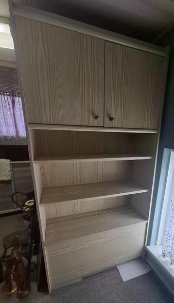 GRATIS leuke kast voor op de (tiener)slaapkamer beschikbaar voor biedingen