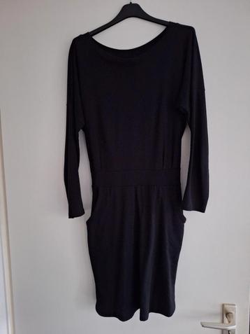 Leuke jurk met band en zakken beschikbaar voor biedingen