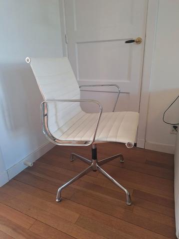 Vitra Eames EA108 bureaustoel wit leer (Replica?) beschikbaar voor biedingen