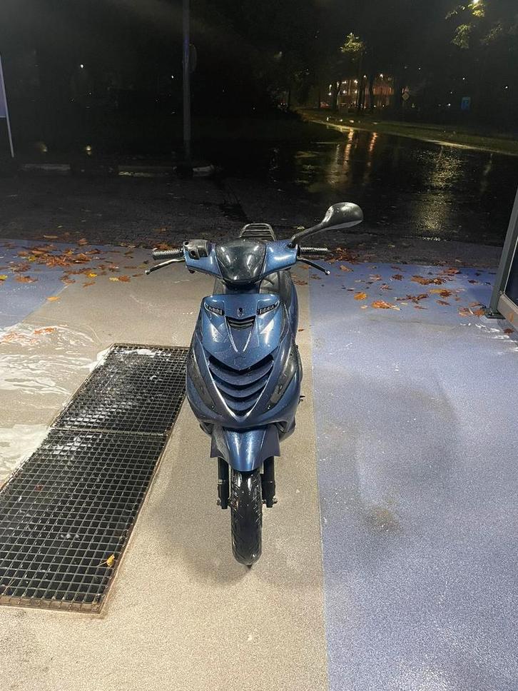 Piaggio zip 4 takt, Fietsen en Brommers, Scooters | Piaggio, Zo goed als nieuw, Zip, Benzine, Ophalen