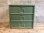 Vintage industrieel metalen kastje met vakken met kleppen, Minder dan 50 cm, Gebruikt, Vintage, Ophalen of Verzenden