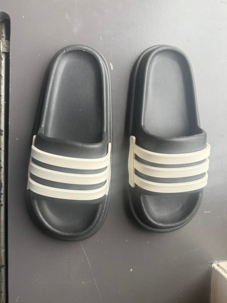️ Design slippers zwart/wit – maat 41 – zo goed als nieuw, Ophalen of Verzenden, Overige maten, Zwart