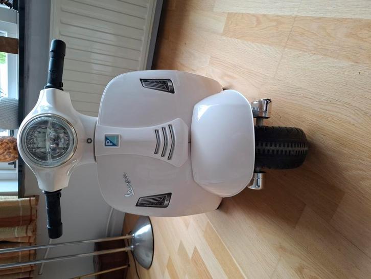 Te koop mooie nette vespa scooter, Kinderen en Baby's, Speelgoed | Buiten | Accuvoertuigen, Zo goed als nieuw, Ophalen