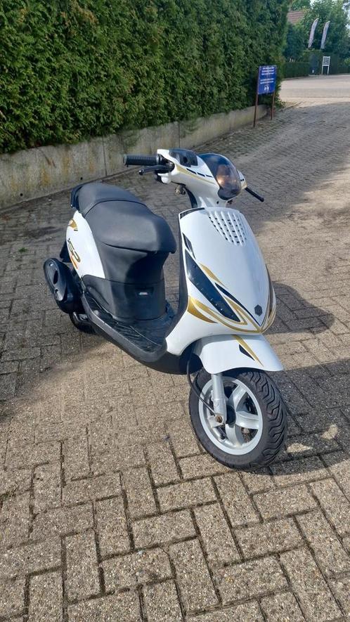 piaggo zip 4 takt, Fietsen en Brommers, Scooters | Piaggio, Zo goed als nieuw, Zip, Benzine, Ophalen of Verzenden