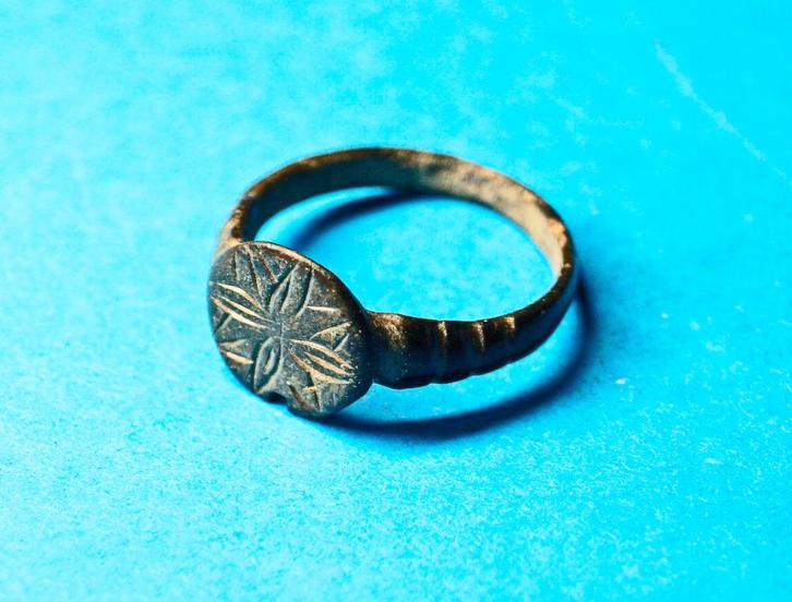 Vingerring - 15e/16e eeuw - Brons - Bodemvondst - B, Sieraden, Tassen en Uiterlijk, Antieke sieraden, Ring, Brons, Ophalen of Verzenden
