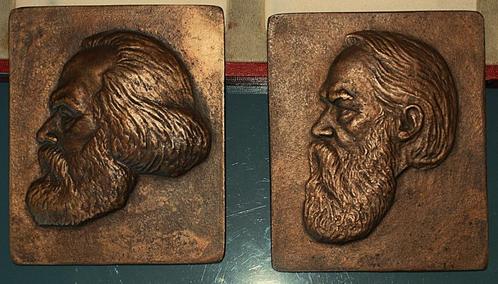 Marx en Engels Brons wandplaten in doos. Uitgebracht in DDR, Antiek en Kunst, Curiosa en Brocante, Ophalen of Verzenden
