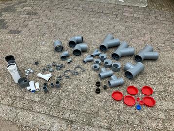 Twee zakken met PVC onderdelen + leidingen beschikbaar voor biedingen