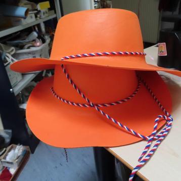 oranje hoeden 2 stuks van dun kunststof materiaal ca. 57cm beschikbaar voor biedingen