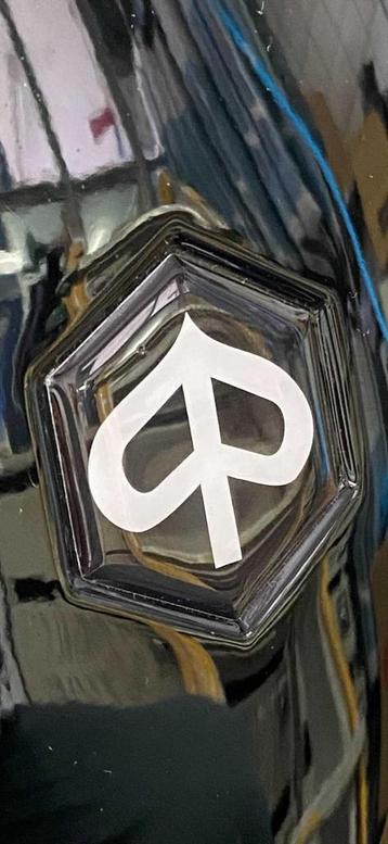 Piaggio zip glanszwart met witte logo perfecte pasvorm beschikbaar voor biedingen