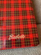 Vintage Babette Koffer met Rood Schots Ruitpatroon barbiepop, Verzamelen, Poppen, Ophalen of Verzenden, Zo goed als nieuw, Accessoires