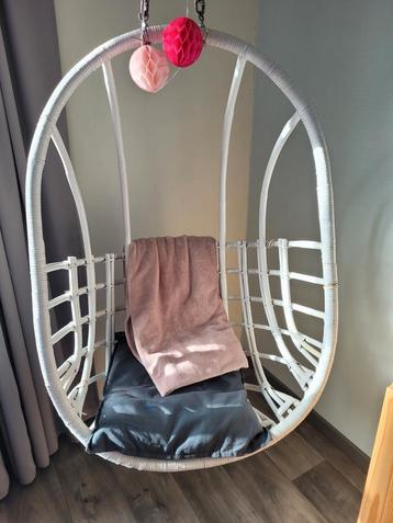 Hangstoel met kabel en schroef beschikbaar voor biedingen