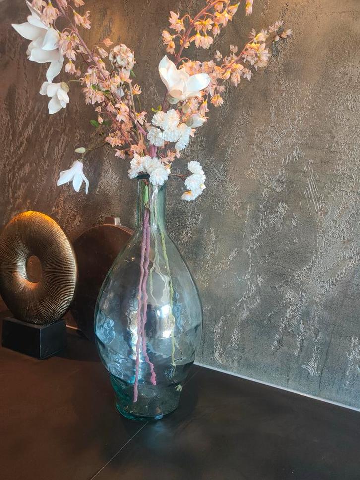 Vaas met zijden bloemen, Huis en Inrichting, Woonaccessoires | Vazen, Zo goed als nieuw, Overige kleuren, 50 tot 75 cm, Glas, Ophalen of Verzenden