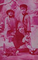 KINDEREN met boomstam. Roze glanzende kaart uit 1931, Verzamelen, Ansichtkaarten | Themakaarten, Verzenden, 1920 tot 1940, Gelopen