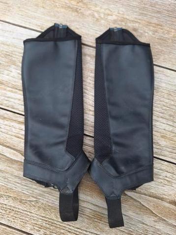 Zwarte chaps, Fouganza beschikbaar voor biedingen
