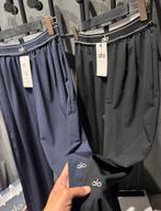Alo Yoga pantolon NAVY maat M / S nieuw, Kleding | Heren, Ophalen of Verzenden, Zo goed als nieuw, Blauw