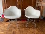 2 witte Vitra Eames DAR kuipstoelen, Huis en Inrichting, Stoelen, Ophalen, Modern design, Gebruikt, Twee