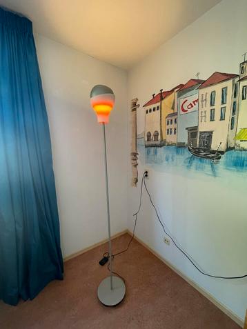 Leuke vloerlamp beschikbaar voor biedingen