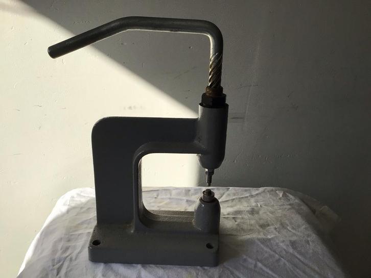 Knopen Ringmachine z.g.a.n., Hobby en Vrije tijd, Naaimachines en Toebehoren, Zo goed als nieuw, Overige merken, Industrieel, Ophalen of Verzenden