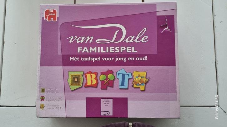 van Dale Familiespel, bordspel, Hobby en Vrije tijd, Gezelschapsspellen | Bordspellen, Zo goed als nieuw, Vijf spelers of meer
