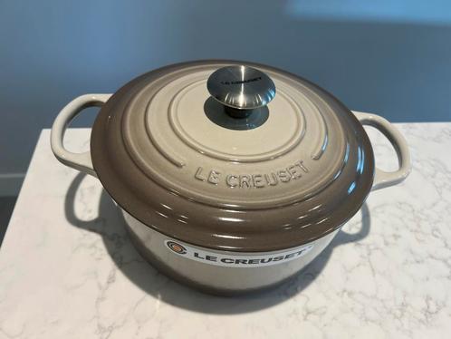 Le Creuset Signature Nutmeg 24cm zonder doos, Huis en Inrichting, Keuken | Potten en Pannen, Nieuw, Kookpan of Snelkookpan, Gietijzer