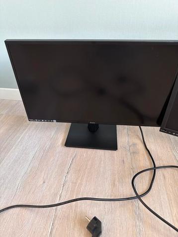 Twee 24 inch computer schermen beschikbaar voor biedingen