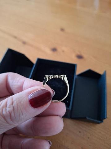 14 k gouden ring met 8 zirkonia beschikbaar voor biedingen