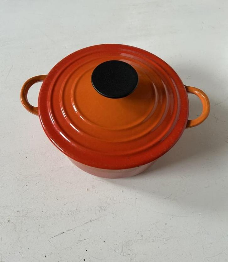 Le Creuset kookpot met deksel dia 18cm - retro oranje, Huis en Inrichting, Keuken | Potten en Pannen, Gebruikt, Koekenpan of Braadpan