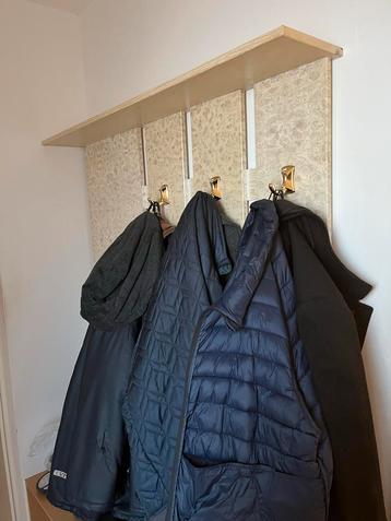 Mooie Wandkapstok met plank beschikbaar voor biedingen