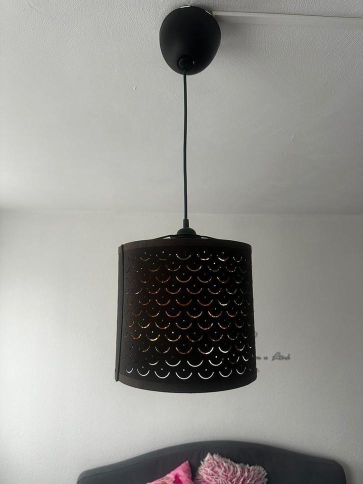 Sfeervolle zwarte hanglamp met goudkleurige binnenkant, Huis en Inrichting, Lampen | Hanglampen, Zo goed als nieuw, Minder dan 50 cm