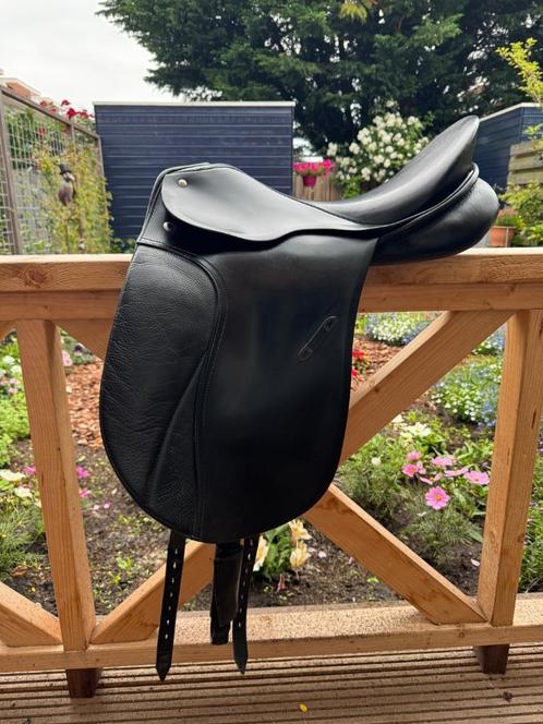 Dressuurzadel | Passief Grand Gilbert | 17 inch, Dieren en Toebehoren, Paarden en Pony's | Zadels, Zo goed als nieuw, Dressuur