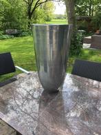 Grote metalen vaas van BOB, Huis en Inrichting, Woonaccessoires | Vazen, Minder dan 50 cm, Overige materialen, Zo goed als nieuw