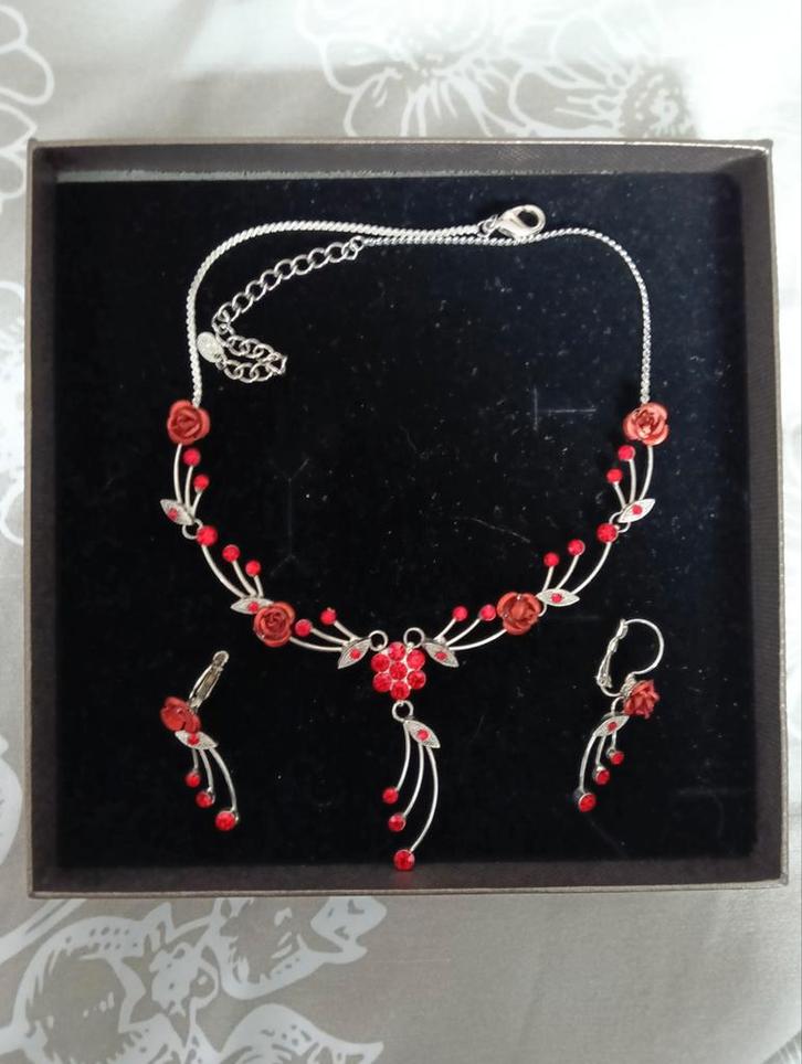 Ketting met oorbellen zilver/rood, Sieraden, Tassen en Uiterlijk, Kettingen, Gebruikt, Overige materialen, Rood, Met strass, Verstelbaar