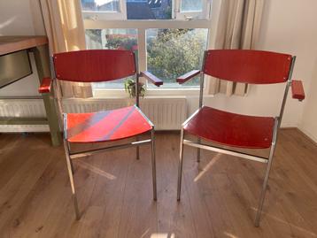 Twee vintage stoelen met armleuningen beschikbaar voor biedingen