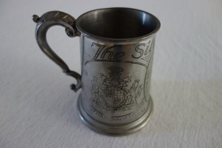 Beker Queen Elizabeth II jubileum, Verzamelen, Koninklijk Huis en Royalty, Gebruikt, Servies, Buitenland, Ophalen of Verzenden