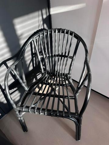 Zwarte rotan stoel beschikbaar voor biedingen