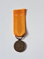 Mini medaille onderscheiding trouwe dienst 12 jaar type J, Ophalen of Verzenden, Landmacht, Nederland, Lintje, Medaille of Wings