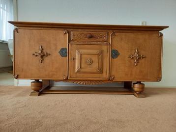 Prachtig dressoir. Houtsnijwerk. Minimaal 70 jaar oud. beschikbaar voor biedingen