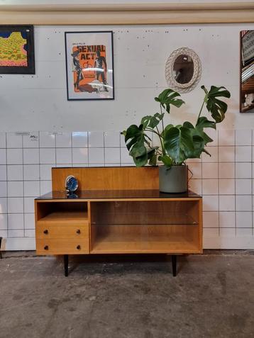 Vintage sideboard met glazen blad en vitrine  beschikbaar voor biedingen