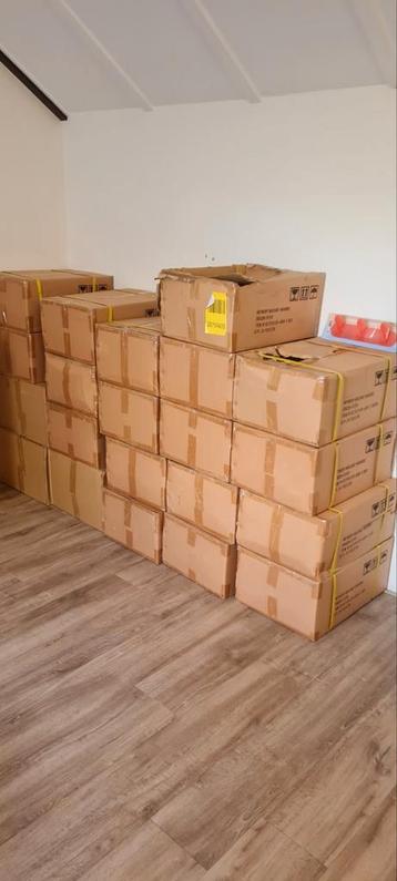 Nieuw in verpakking! 345 rode en 24 groene kapstokken beschikbaar voor biedingen
