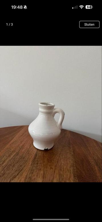 Witte aardewerk vaasje beschikbaar voor biedingen