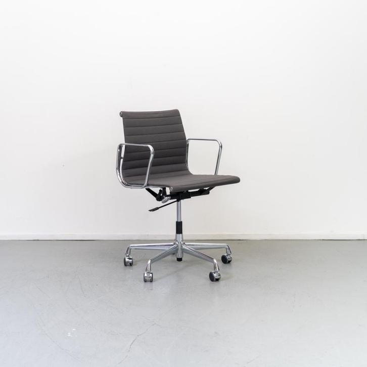4x Vitra Eames EA 117 Bureaustoel Grijs Hopsak - Chroom, Huis en Inrichting, Bureaustoelen, Zo goed als nieuw, Bureaustoel, Grijs
