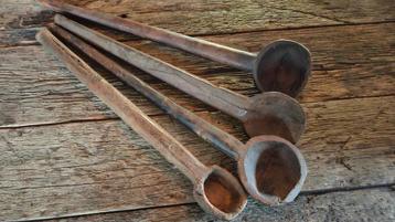 4 sober landelijke houten lepels beschikbaar voor biedingen